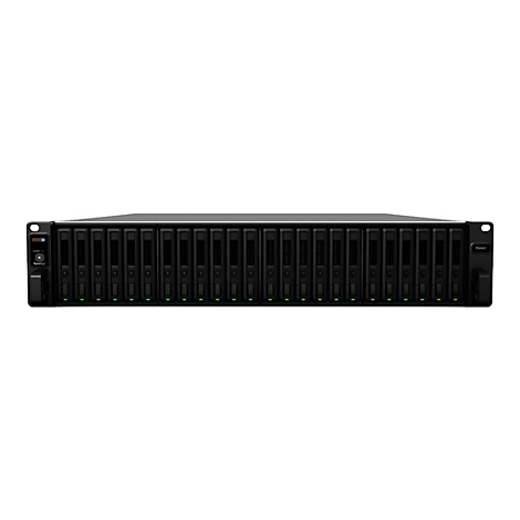 Schwarzer Server-Rack mit vielen Schächten. Synology-Logo und Modellbezeichnung FX2421.