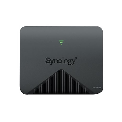 Dunkelgraues Synology MR2200ac Netzwerkgerät. Oberhalb der Logo-Aufschrift ein grünes WLAN-Symbol. Unterhalb des Logos ein gelochtes Muster.
