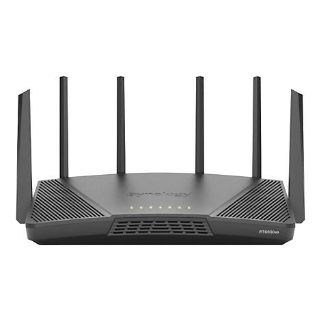Schwarzer Router mit sechs Antennen, 'Synology' Schriftzug und grünen LEDs. Unten steht 'RT6600ax'.