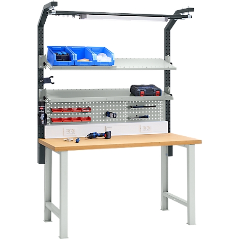 Werkbank met gereedschap, planken, lichtbalk. Schroeven, een boor liggen op het tafelblad. Grijs metaal, hout, blauw.