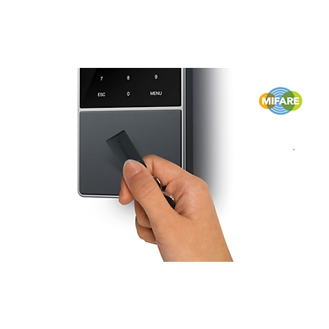 Une main tenant une carte noire devant un panneau de commande gris avec des boutons et un logo 'MIFARE' en arrière-plan.