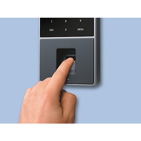 Un doigt touche un lecteur d'empreintes digitales, qui fait partie d'un panneau gris avec des boutons. Le fond est bleu clair.