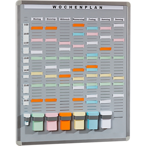 Grey weekly schedule board with colorful time blocks and colored storage boxes. At the top is "WOCHENPLAN".