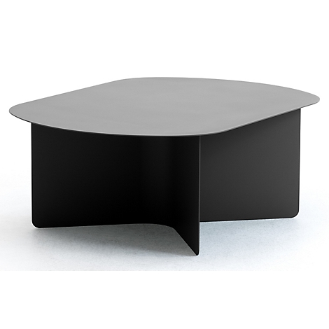 Table basse en métal noir à la forme organique et au pied en croix sur fond blanc.