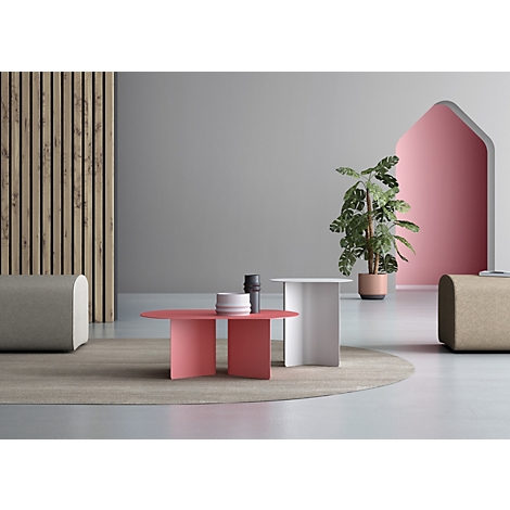 Deux tables basses modernes et minimalistes en rose et blanc dans un salon élégant avec un mur en lattes de bois.