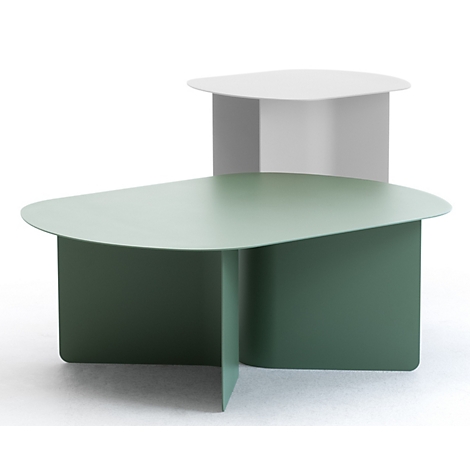 Deux tables d'appoint modernes aux formes organiques arrondies en vert sauge et gris clair sur fond blanc.