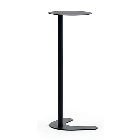 Table d'appoint noire fine avec plateau rond et base organique sur fond blanc.