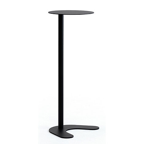 Table d'appoint noire et fine avec plateau rond et base en forme de pied sur fond blanc.