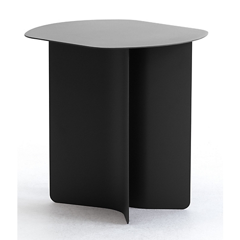 Petite table d'appoint noire en métal aux pieds incurvés sur fond blanc.