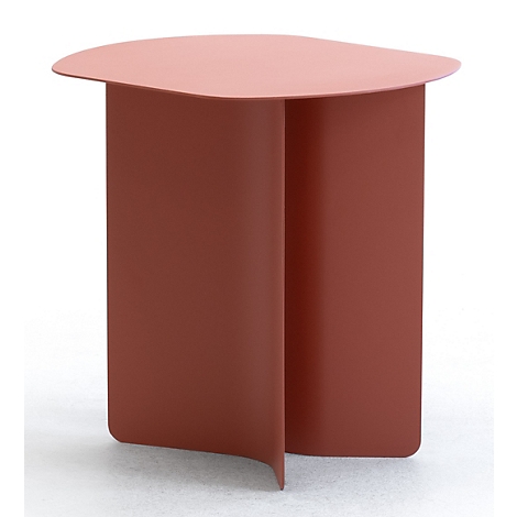 Une table d'appoint moderne de couleur terre cuite avec un plateau incurvé et une base en croix.