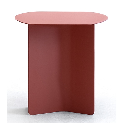 Table d'appoint minimaliste rouge rouille avec plateau ovale et base incurvée sur fond blanc.