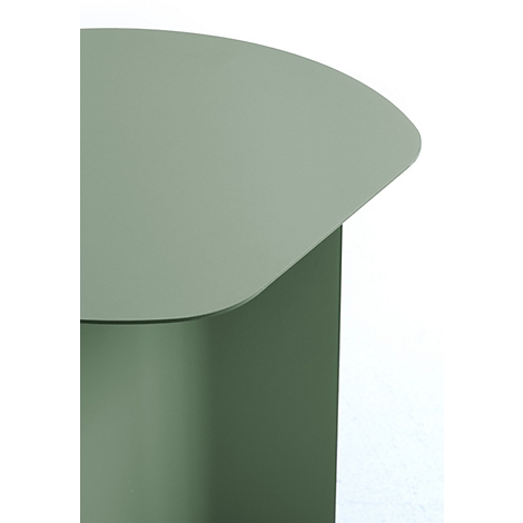 Gros plan sur le plateau arrondi d'une table d'appoint en métal vert sauge sur fond blanc.