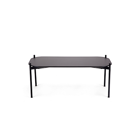 Une table noire avec des coins arrondis et des pieds noirs fins, sur fond blanc.