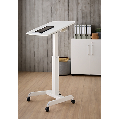 Bureau debout blanc réglable en hauteur avec tablette. Roulettes, bureau et arrière-plan clairs.