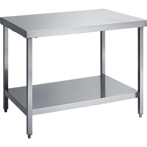 Table en acier inoxydable, rectangulaire, avec une étagère inférieure. Les pieds et le cadre sont également en acier inoxydable.