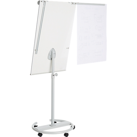 Tableau blanc sur roulettes. Il est pourvu d'une feuille de papier d'un côté.