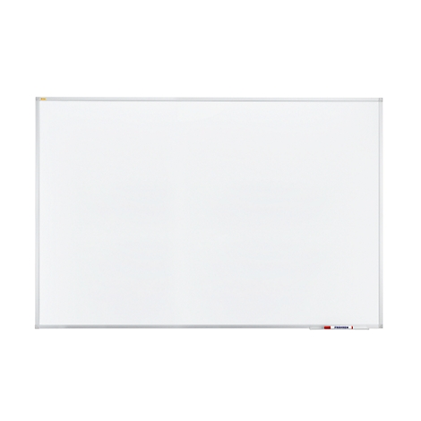 Tableau blanc avec un cadre argenté. Des stylos dans des supports se trouvent en bas à droite.