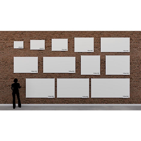 Un bureau lumineux avec un tableau blanc et des plantes. Fenêtre avec stores, une étagère avec des documents et des plantes en pot.