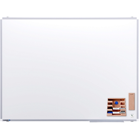 Grand tableau magnétique blanc avec cadre argenté. Dans le coin, un rangement pour stylos et éponge.