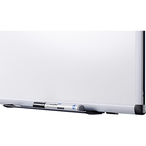 Un tableau blanc magnétique avec un stylo noir. Un porte-stylo est en bas, le coin est arrondi.