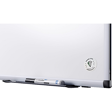 Gros plan d'un tableau blanc magnétique avec un marqueur noir et un logo.