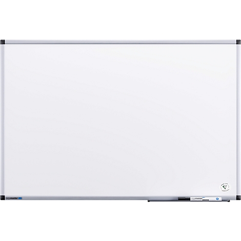 Grand tableau blanc rectangulaire avec un cadre argenté. Un logo en bas à droite, en dessous un porte-stylos avec des stylos.