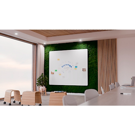 Une salle de conférence avec un mur de mousse et un tableau de brainstorming. Meubles en bois, chaises et une plante verte complètent la scène.