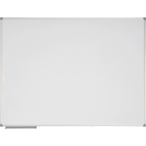 Grand tableau blanc avec un cadre argenté étroit. Il y a un porte-stylo gris en bas.