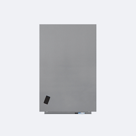 Tableau de verre magnétique gris. En bas, un porte-stylos. Un aimant noir est fixé au tableau.