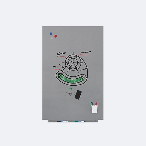 Tableau magnétique gris avec dessins techniques et porte-stylos.