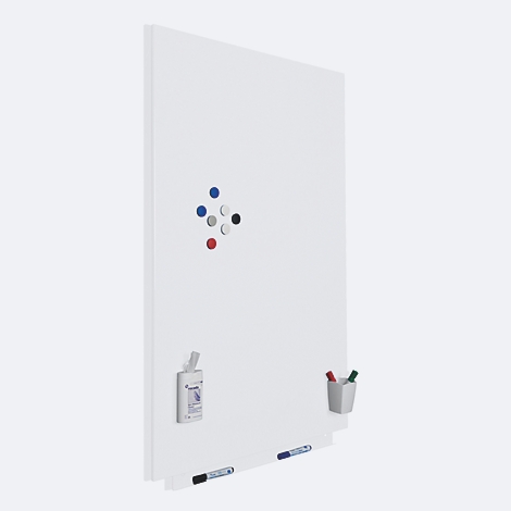 Grand tableau magnétique blanc, aimants, porte-stylos avec stylos et marqueurs.
