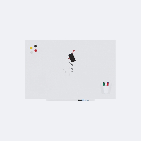 Un tableau blanc avec des marqueurs, des aimants et un porte-stylo.