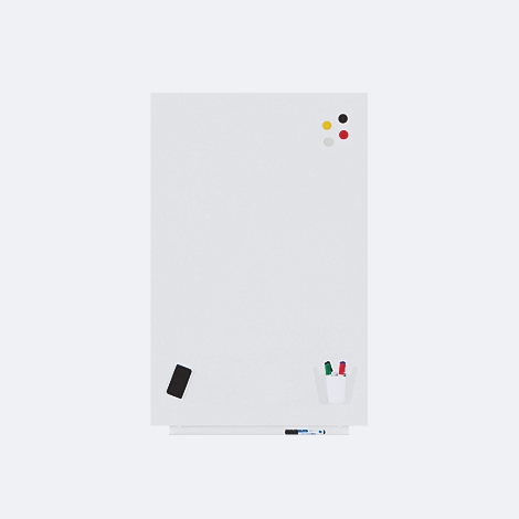 Tableau blanc avec éponge, stylos de couleur, aimants et marqueur.