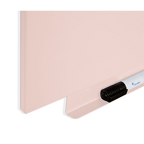 Gros plan d'un tableau blanc rose avec porte-stylo et stylo. Le stylo a un capuchon noir.