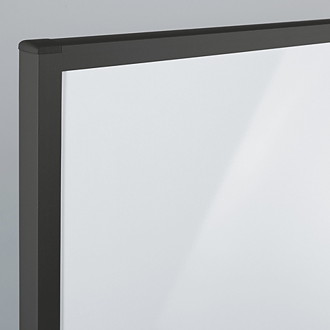 Vue détaillée du coin d'un tableau blanc avec un cadre en métal noir et une surface d'écriture blanche.