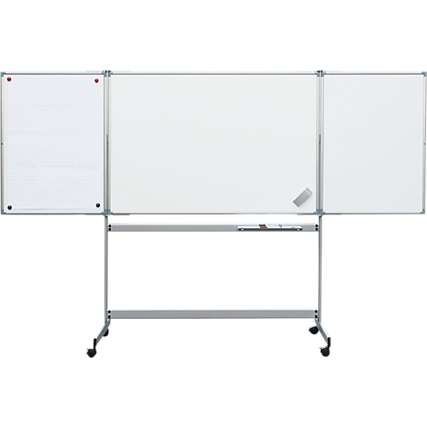 Tableau blanc mobile en trois parties, avec roulettes, sur un cadre en métal avec un plateau pour accessoires. Une éponge et quelques marqueurs sont visibles sur le tableau.