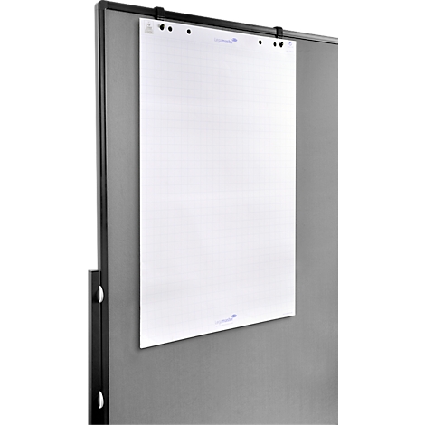 Un bloc de papier pour paperboard blanc est accroché à un tableau magnétique gris.