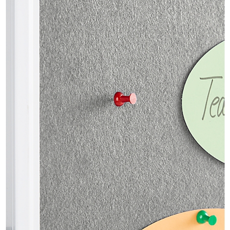 Une punaise rouge fixée sur une surface en feutre gris.