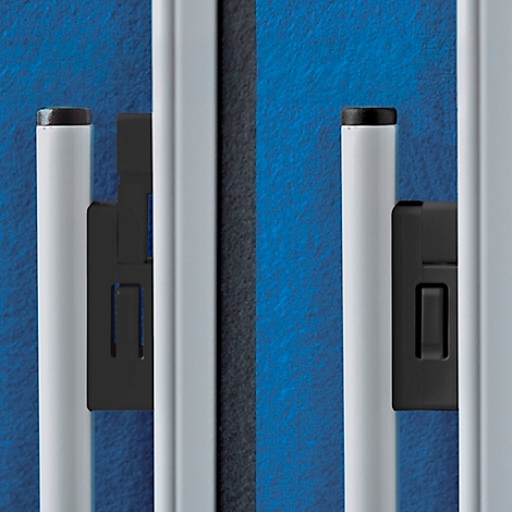 Gros plan de deux tiges blanches avec des embouts noirs et des supports noirs. Le fond est bleu.