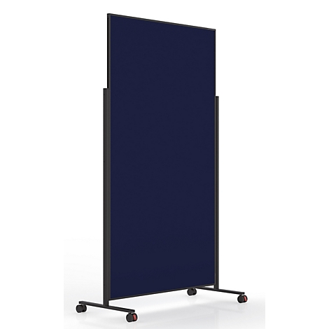 Cloison mobile avec revêtement en tissu bleu foncé et cadre en métal noir sur roulettes sur fond blanc.