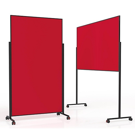 Deux cloisons mobiles avec des panneaux rouge vif sur des structures noires à roulettes sur fond blanc.