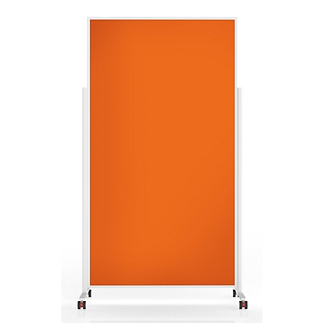 Cloison de séparation rectangulaire orange avec cadre blanc sur roulettes sur fond blanc.