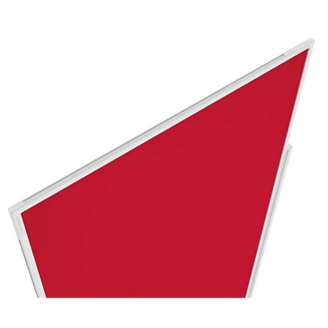 Un panneau acoustique trapézoïdal rouge dans un cadre blanc sur fond blanc.