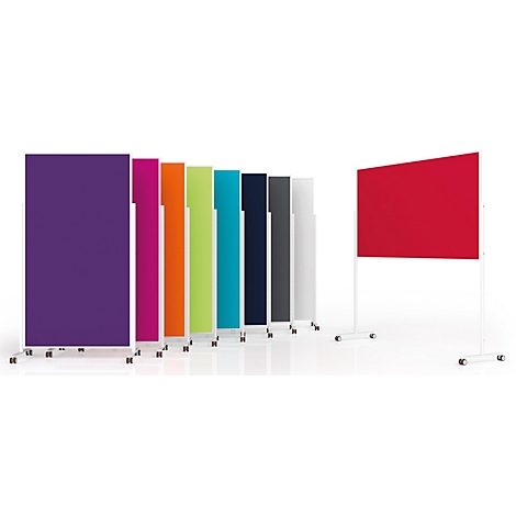 Plusieurs cloisons mobiles colorées sur roulettes alignées devant un fond blanc.