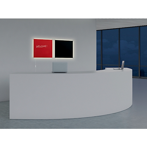 Réception dans un bureau moderne. Sur un champ rouge : Bienvenue !. Un champ noir à côté. Ordinateur portable sur le comptoir.