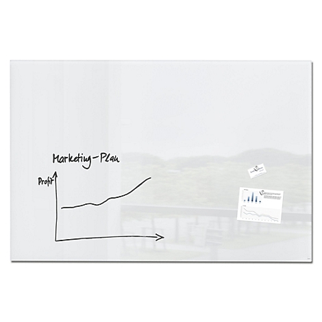 Un graphique sur un tableau blanc intitulé "Marketing-Plan". Paysage flou en arrière-plan.