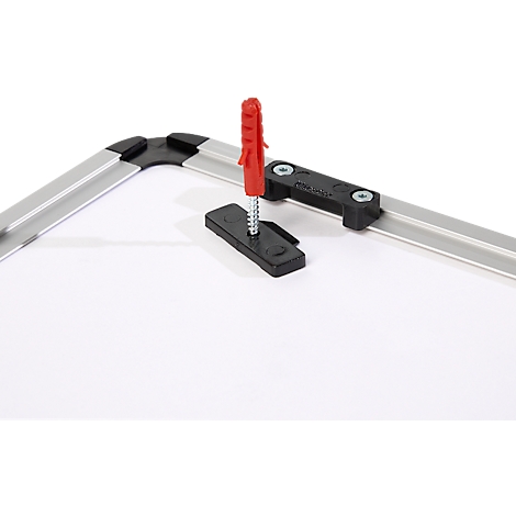 Gros plan sur un coin d'un tableau avec cheville rouge et supports. Fond blanc.