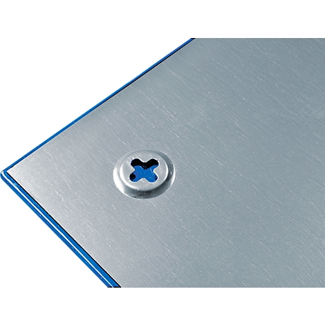 Primer plano de una placa de metal plateado con un borde forrado de azul y un tornillo de cabeza en cruz en la esquina.
