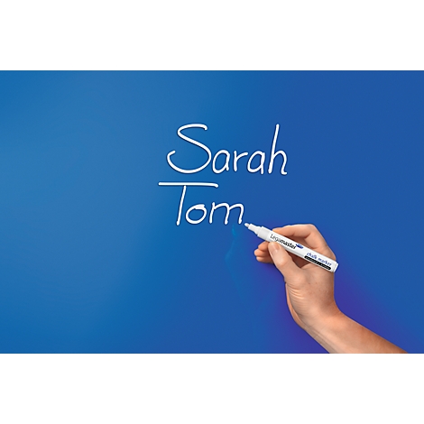 Una mano escribe "Sarah" sobre "Tom" con un marcador blanco sobre una superficie azul.