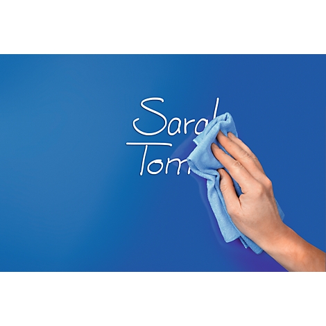 Una mano borra los nombres 'Sara' y 'Tom' de una pizarra azul con un paño azul.